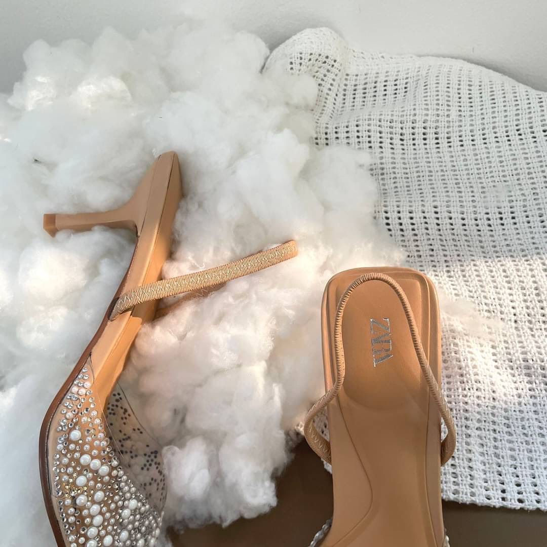 High-heel slingback shoes with faux pearls on the front