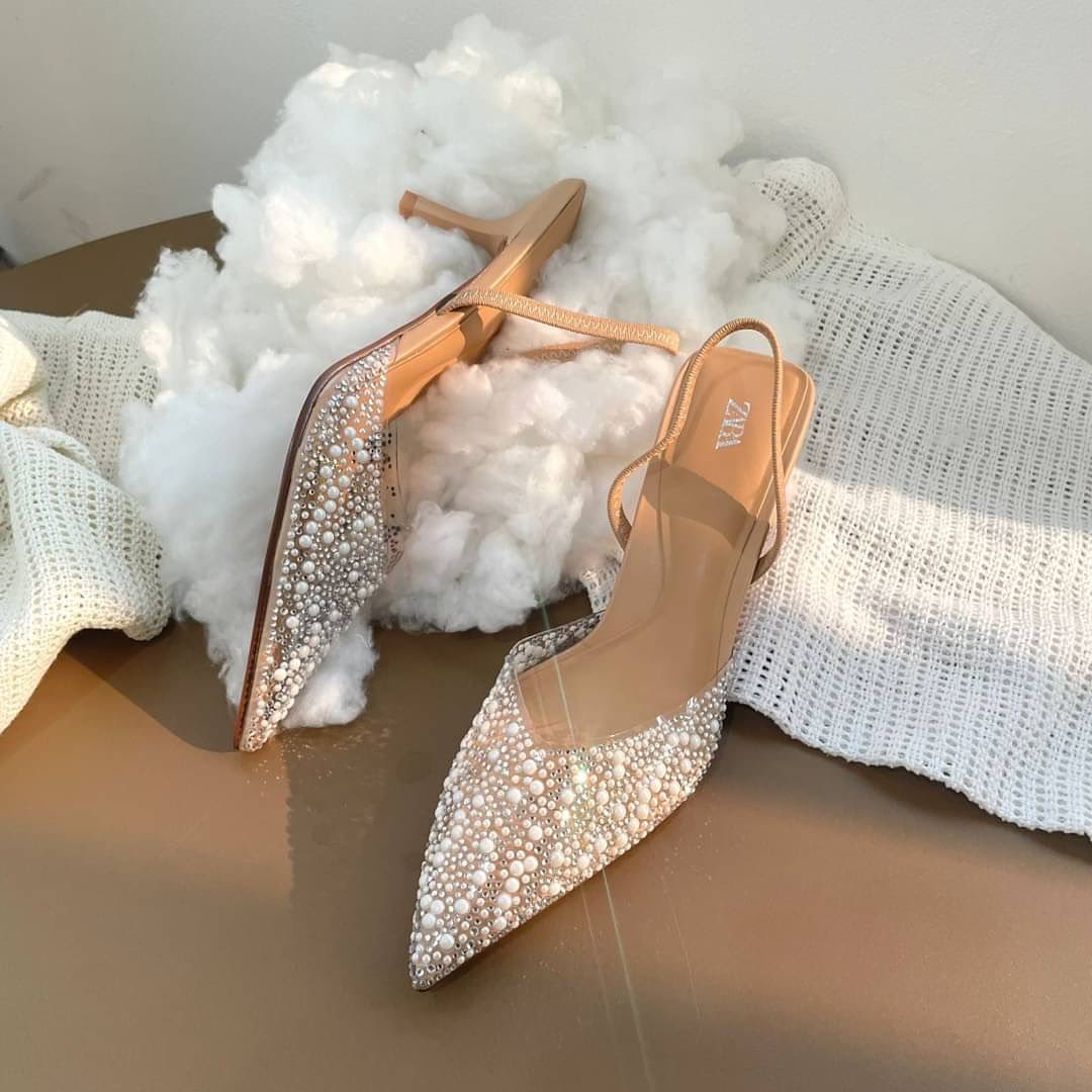 High-heel slingback shoes with faux pearls on the front