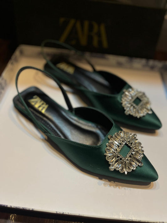 Flat brooch pumps